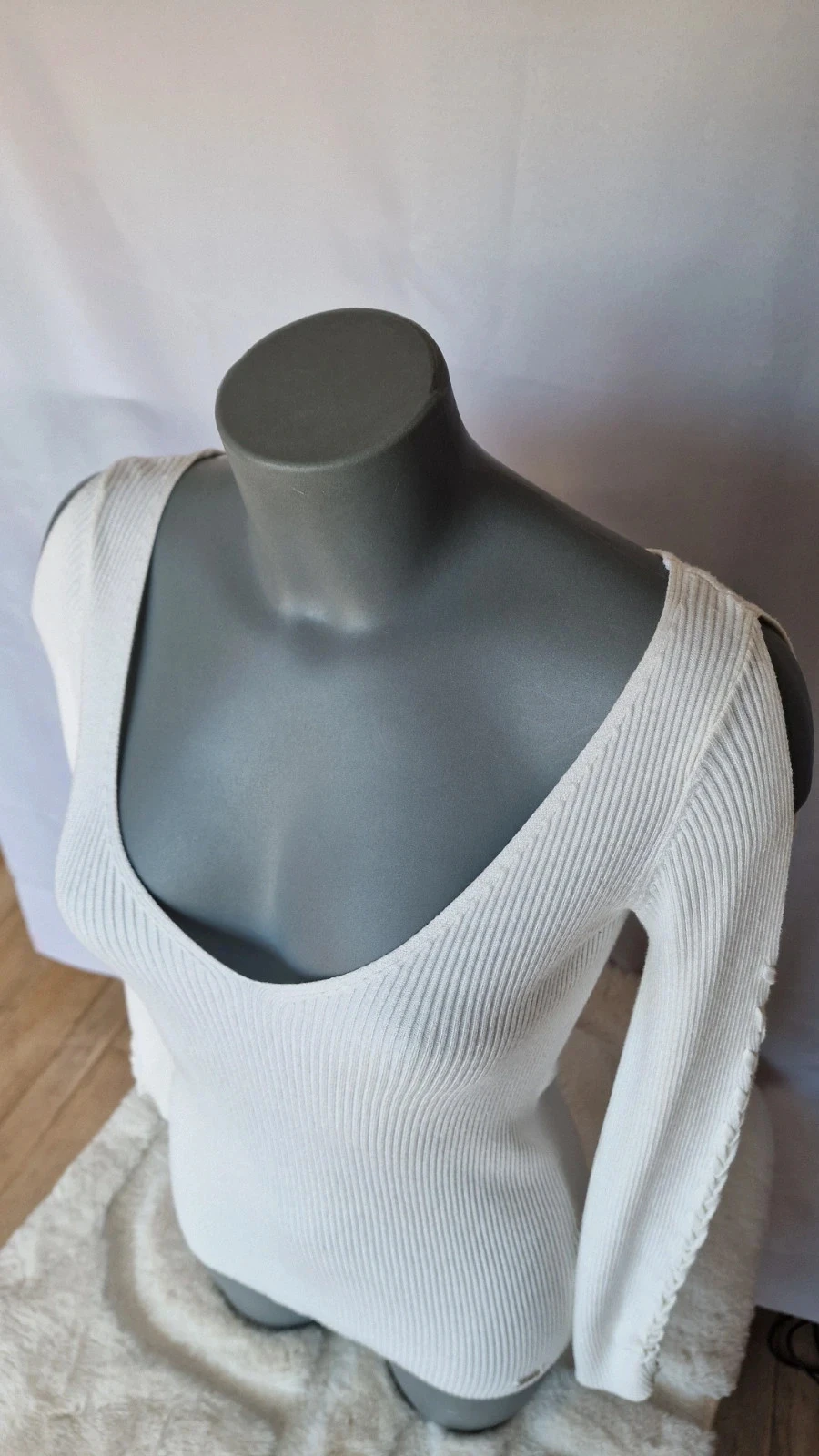 Suéter Guess blanco crema con hombros descubiertos mangas trenzadas T40 – photo 6